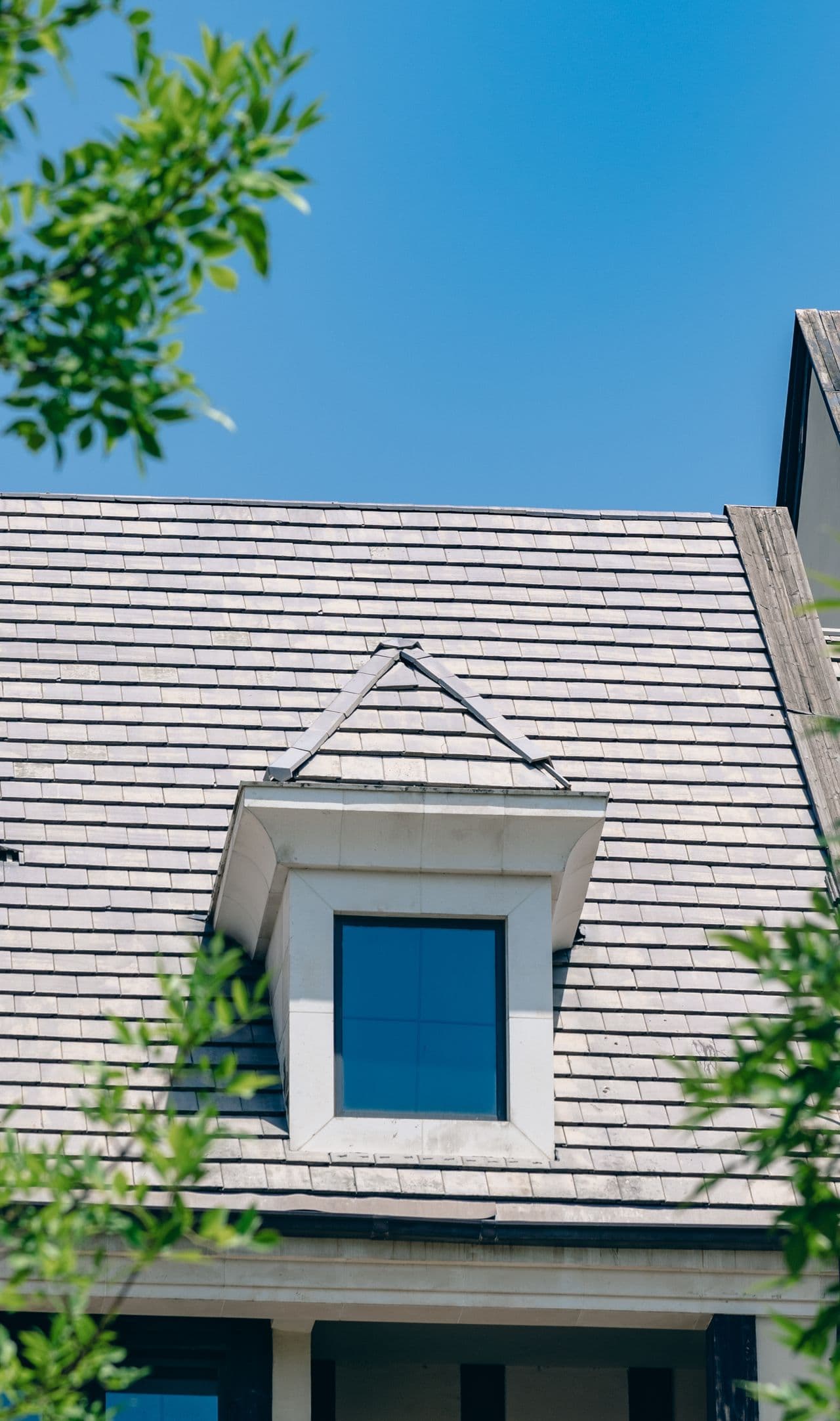 Luftaufnahme eines Hausdachs mit Photovoltaik- und Solarthermie-Modulen